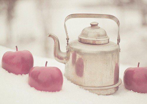 apple-kettle-snow-winter-Favim.com-25906